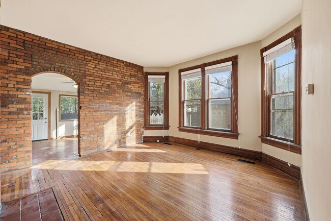 Building Photo - Muir - 308-308 1/2 Wilber Ave