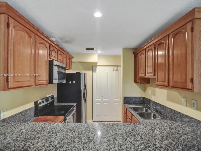 Building Photo - 425 NW 40th Ct