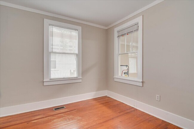 Building Photo - Cozy Cottage in Midtown!