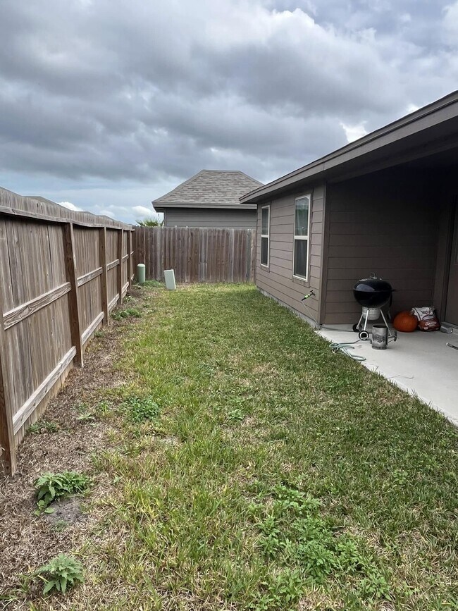 Building Photo - 7742 Lariat Toss Dr