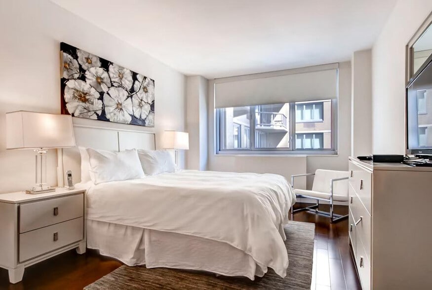 Building Photo - 399 E 34th St