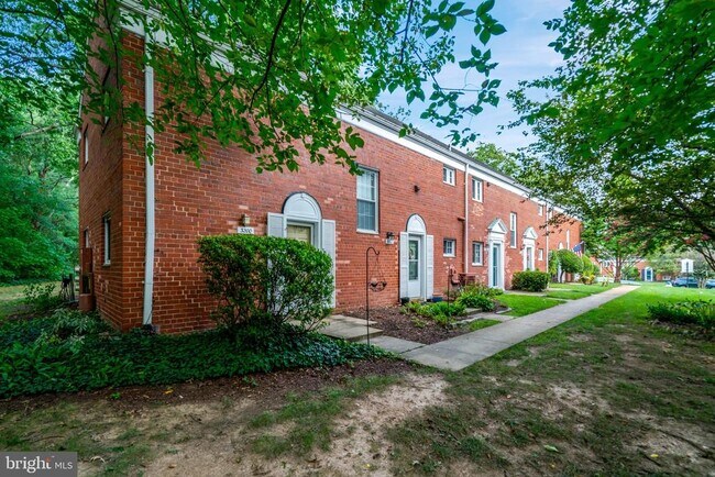 Building Photo - 3200 Martha Custis Dr