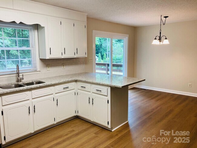 Building Photo - 7984 Secluded Ln