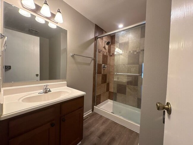 Building Photo - **Updated 2-Level Townhome in Fort Collins...
