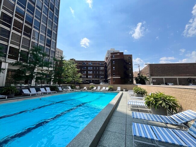 Building Photo - 2400 N Lakeview Ave