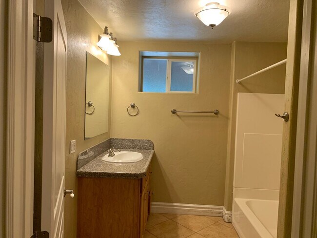 Building Photo - 5 bedroom 3 bathroom gorgeous house with v...