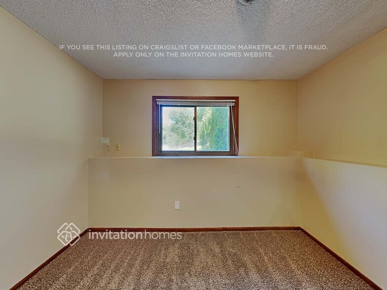 Building Photo - 5565 Knoll Dr