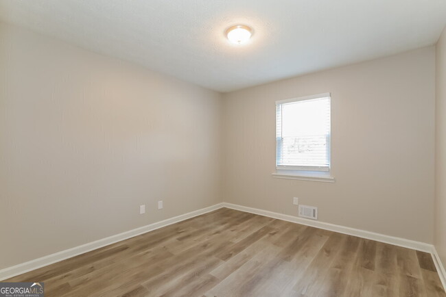 Building Photo - 3860 Ferncliff Rd SW