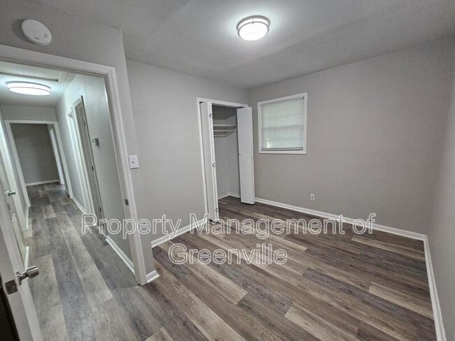Building Photo - 355 Woodview Ave