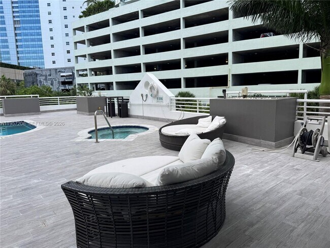 Building Photo - 1402 Brickell Bay Dr