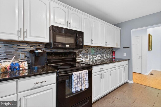Building Photo - 3 Tall Oaks Ct