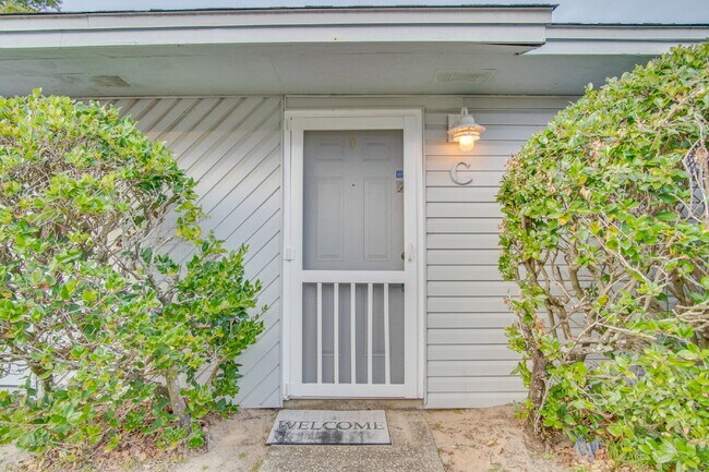 Building Photo - Pet-friendly Spacious Vinyl-Sided 2BR Apartment in Gulf Breeze