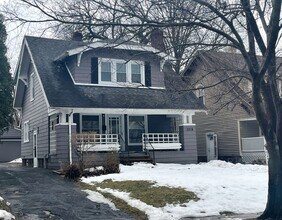 Building Photo - Single Family Home 3 beds 1.5 bath Availab...
