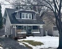 Building Photo - Single Family Home 3 beds 1.5 bath Availab...