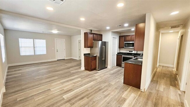 Building Photo - 1424 NE 10th St