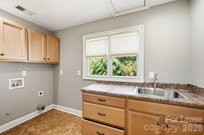 Building Photo - 520 Iverson Way