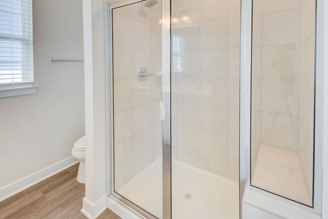Building Photo - Like New End Unit Townhome, 3 Bed 2.5 Bath