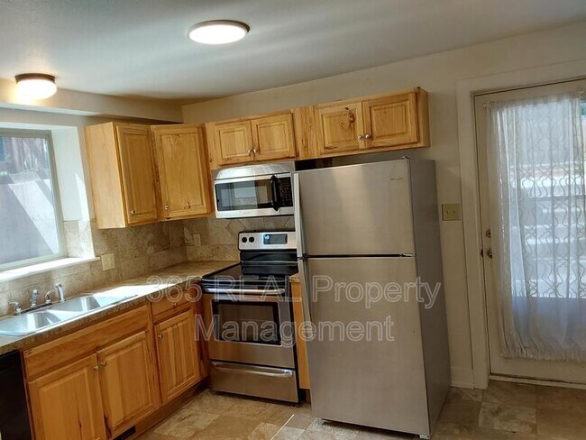 Building Photo - 716 Maple Street - B