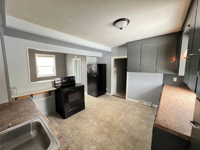 Building Photo - AVAILABLE JUNE - 4 Bed 1 Bath House in the...