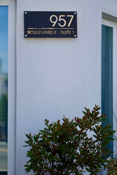 Private Entrance - 957 Boulevard E