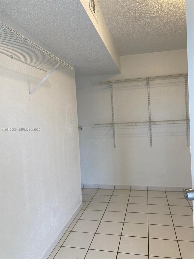 Building Photo - 5100 SW 41st St