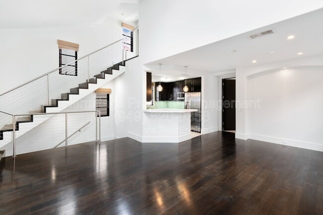 Building Photo - 435 1/2 Carnation Avenue