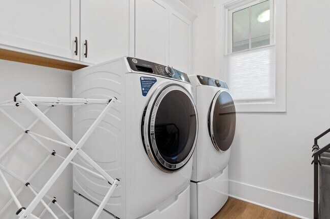 Building Photo - 1100 Hidden Hills Cir