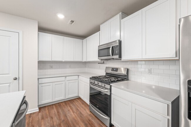 Building Photo - Move-in Ready 5 Bedroom Home!