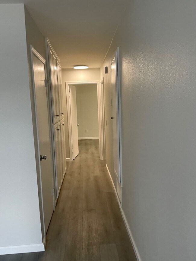 Building Photo - BEAUTIFUL UPGRADED 3 BED 2 BATH