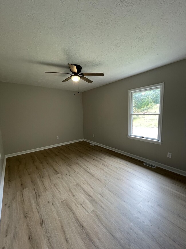 Building Photo - 139 E Vail Dr