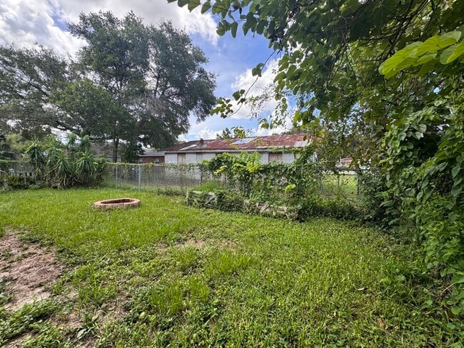 Building Photo - Charming 3-Bedroom Home with Modern Update...