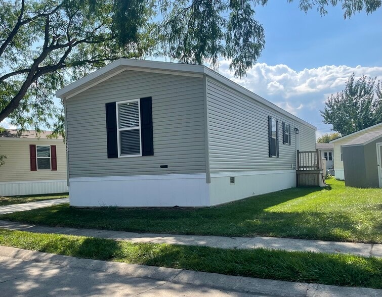 Building Photo - 15862 Villaire Ave