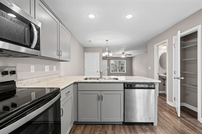 Building Photo - 2 Bedroom Condo For Rent With Community Swimming Pool!