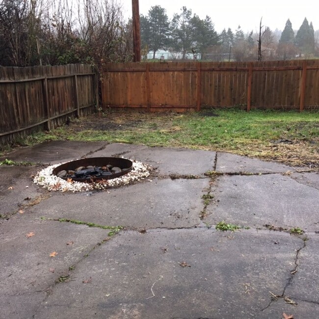 Building Photo - 3+ Bdrm in Quiet Neighborhood w/Lots of Natural Light
