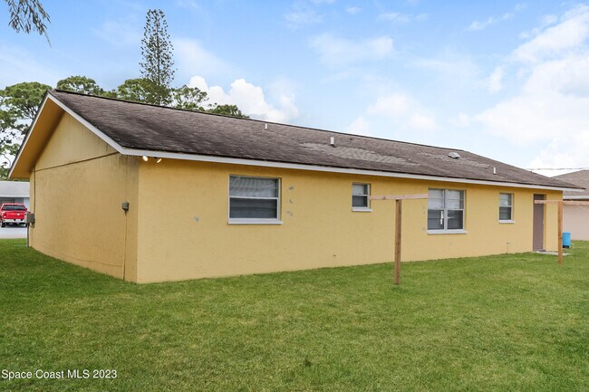Building Photo - 159 NW Avens St