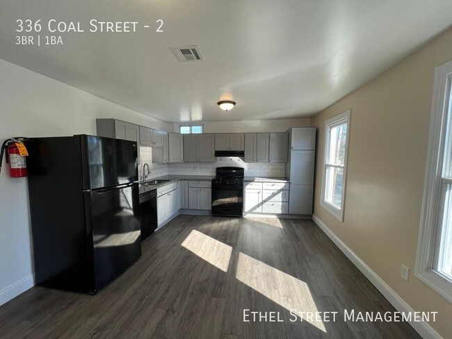 Building Photo - Spacious Newly Renovated 3 Bedroom Apartment