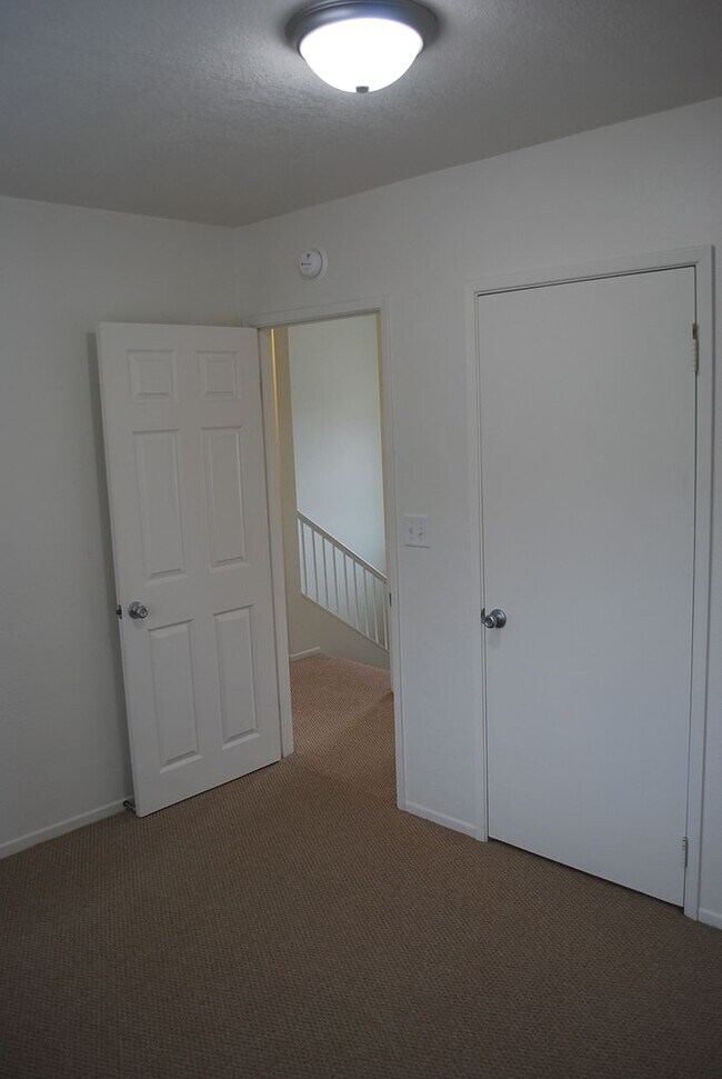 Building Photo - 822