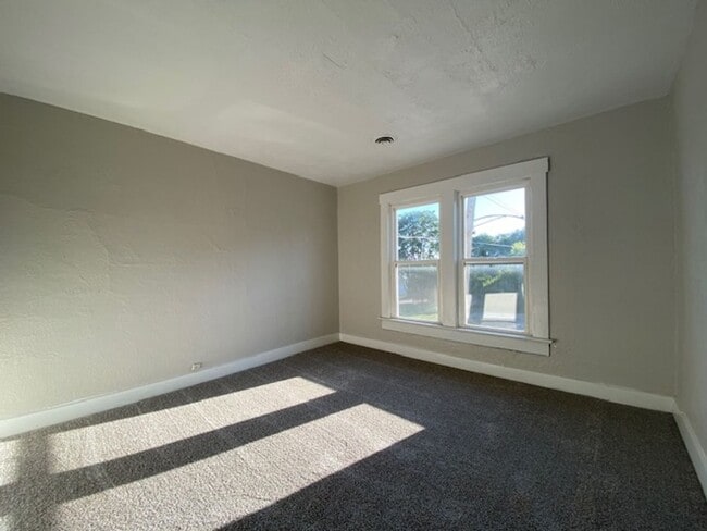 Building Photo - 2 bed 1 full bath and 1 half bath home for...
