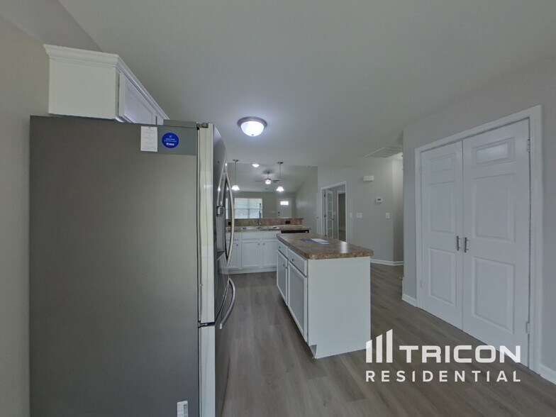 Building Photo - 158 Bonhomme Cir