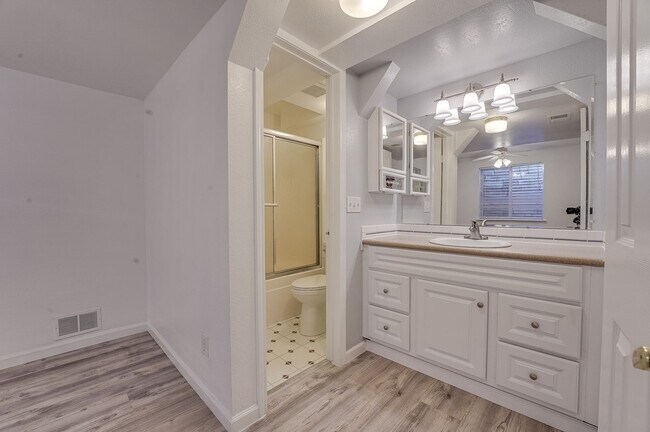 Building Photo - Beautiful 4 bed, 3.5 bath Home in Fort Collins Dakota Ridge Neighborhood