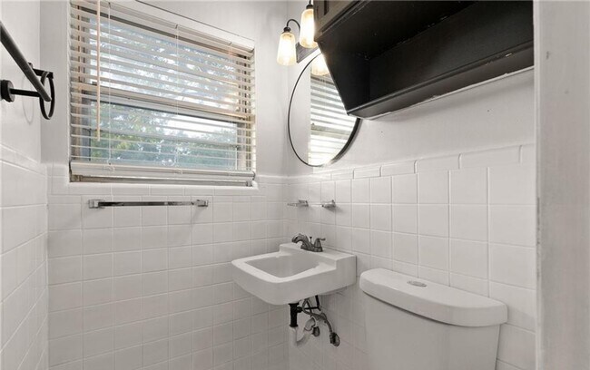 Building Photo - Renovated 4-bedroom 1.5 bathroom home!  Housing accepted! $500 off first months rent!