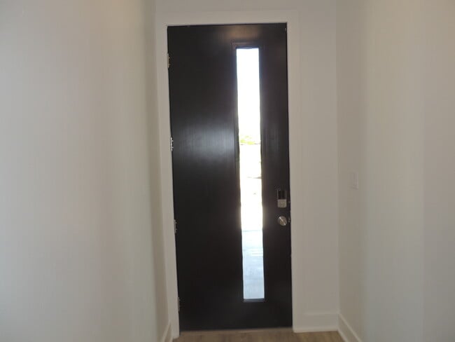 Building Photo - 600 Lawrence Ave