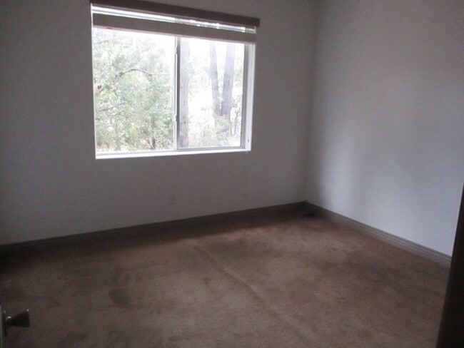 Building Photo - 820 E Pine Ln