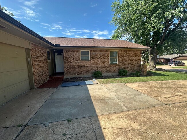 Building Photo - 312 S Avery Dr