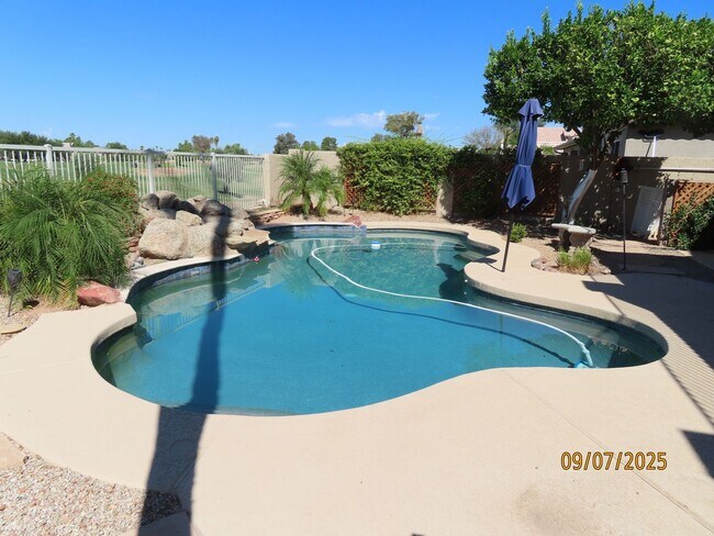 Building Photo - 4 Bedroom 2.5 Bath w/3 Car Garage in Super...