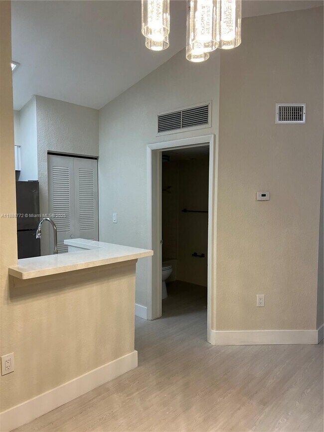 Building Photo - 2811 N Oakland Forest Dr