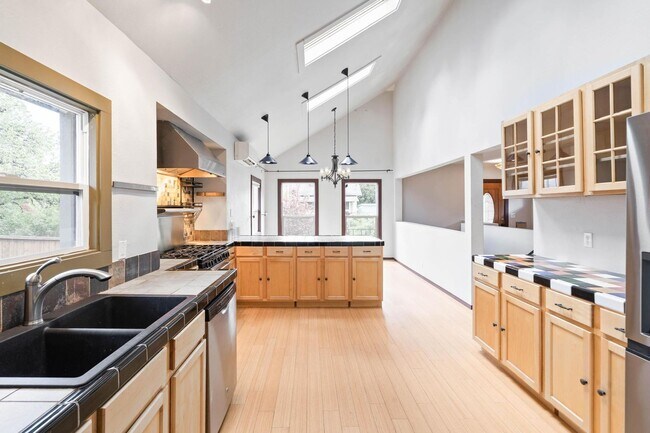 Building Photo - Unique, spacious 4-bdrm/3-bath Craftsman w/ lots of character. Bonus room, near Alberta District!