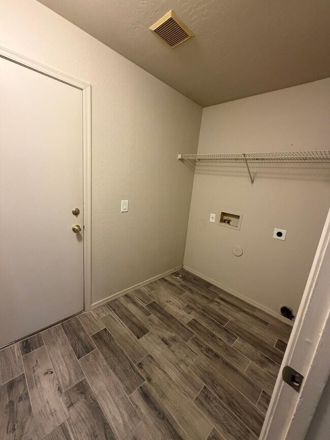 Building Photo - 11284 W Magnolia St