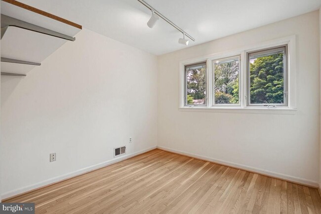 Building Photo - 1063 Carper St