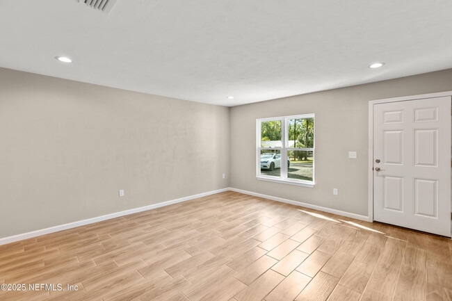 Building Photo - 442 SW Naha St